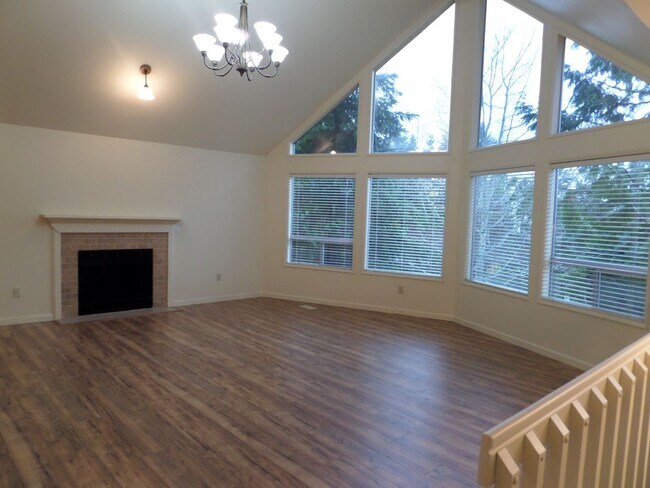 Foto del edificio - Fantastic HUGE Remodeled 4 Bedroom Home Wi...