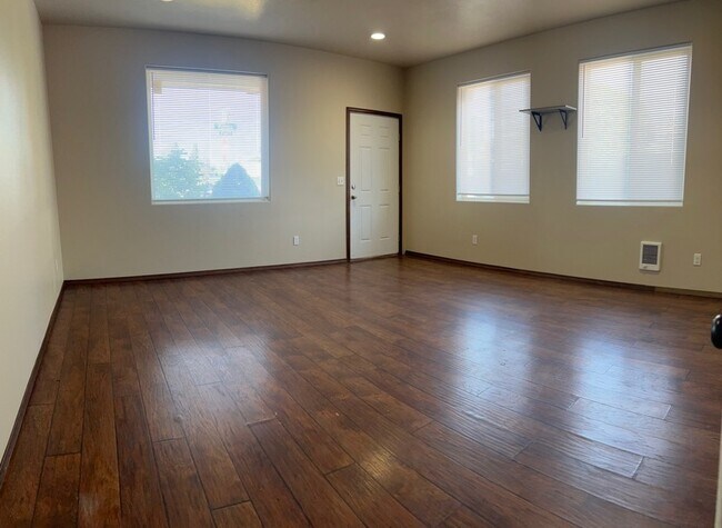 Building Photo - 803 W Knox Ave