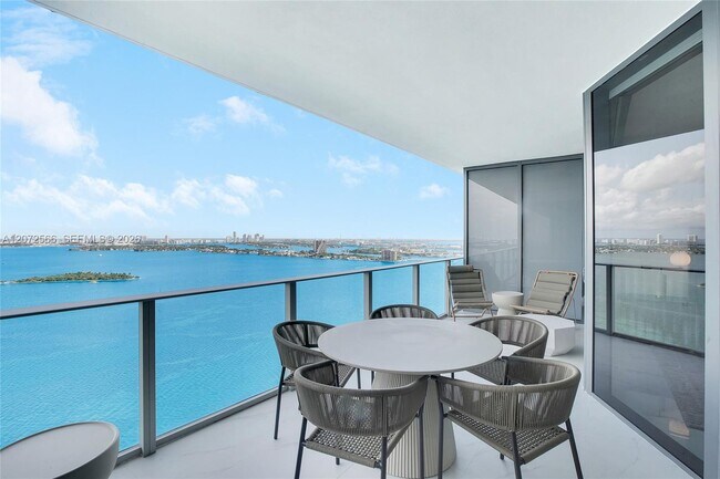 Foto del edificio - 700 NE 24th St
