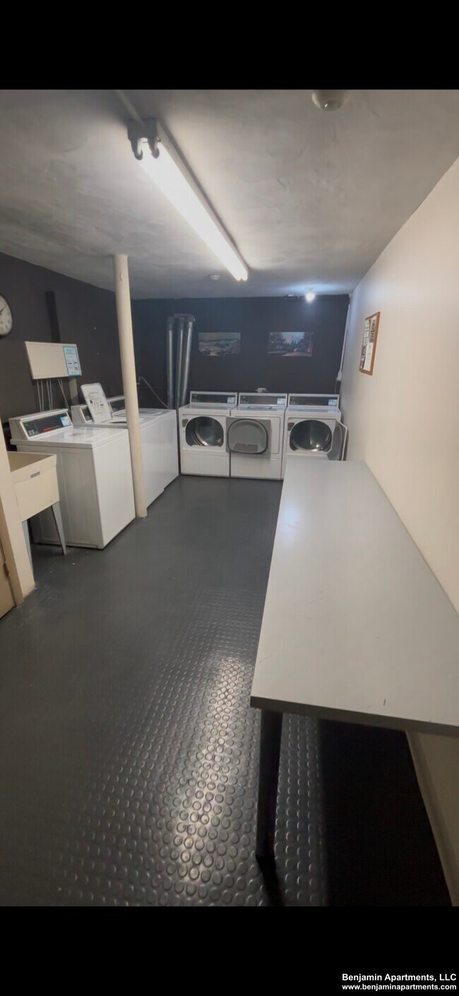 Building Photo - 94 Babcock St