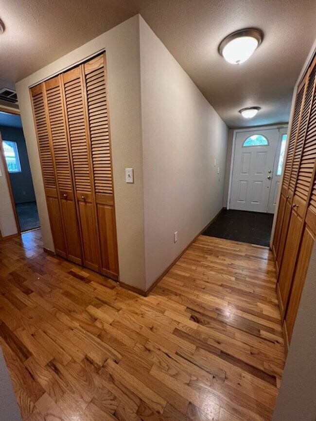 Foto del edificio - 4 Bedroom, 2 Bath Rambler, Large Fenced back yard, Attached Garage.