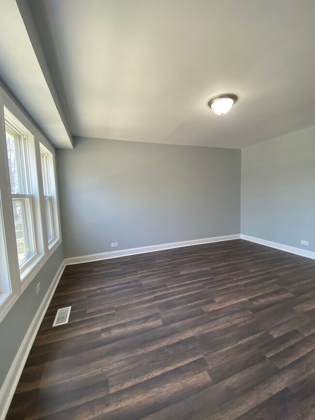 Building Photo - 10334 S Oglesby Ave