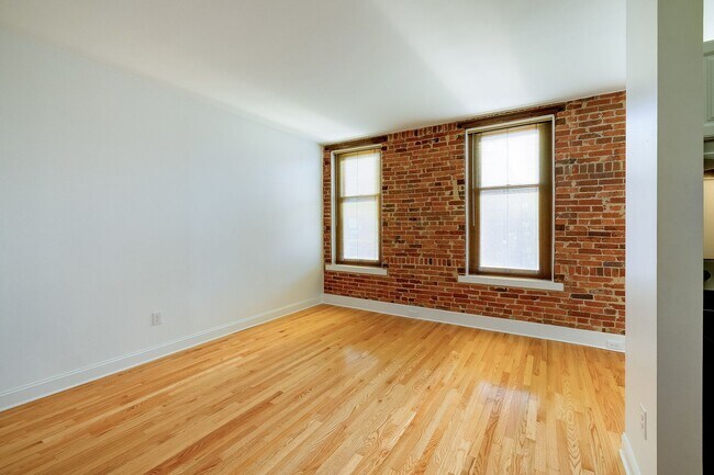Foto del edificio - Heart of Dupont Move-in Ready Studio at the Historic Cairo Condominium! Utilities Included!