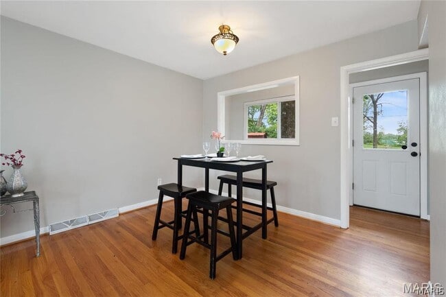 Building Photo - 9731 Twincrest Dr