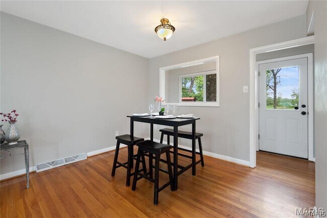 Foto del edificio - 9731 Twincrest Dr