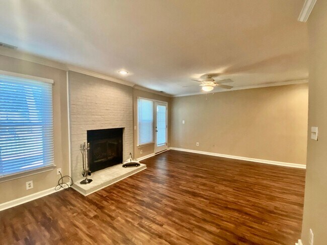 Building Photo - Fantastic 2-Bedroom Townhome In Linkhorn! ...