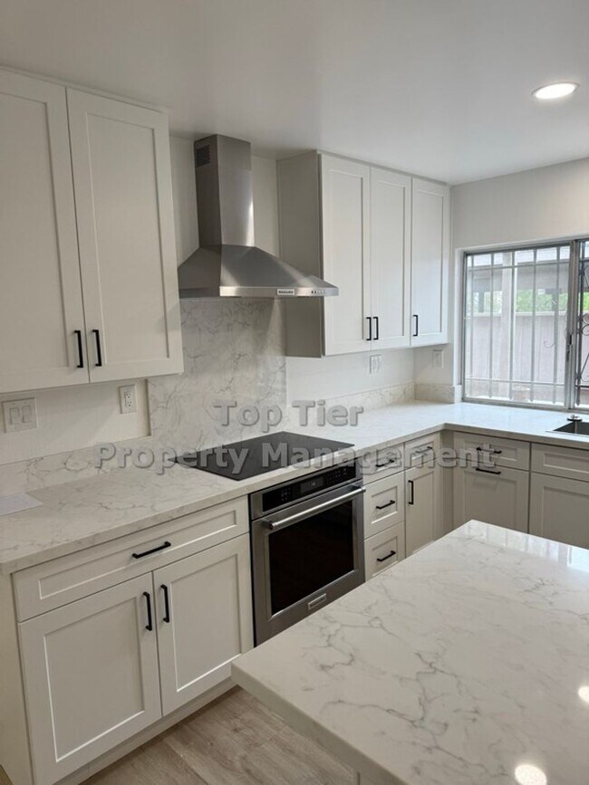 Foto del edificio - AVAILABLE NOW!! Newly Remodeled UTC/UCSD Condo | Modern Living in the Heart of San Diego