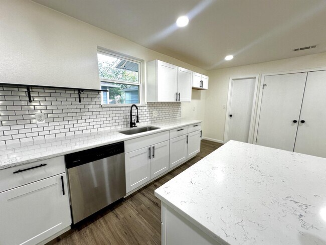 Building Photo - 2615 Oates Dr