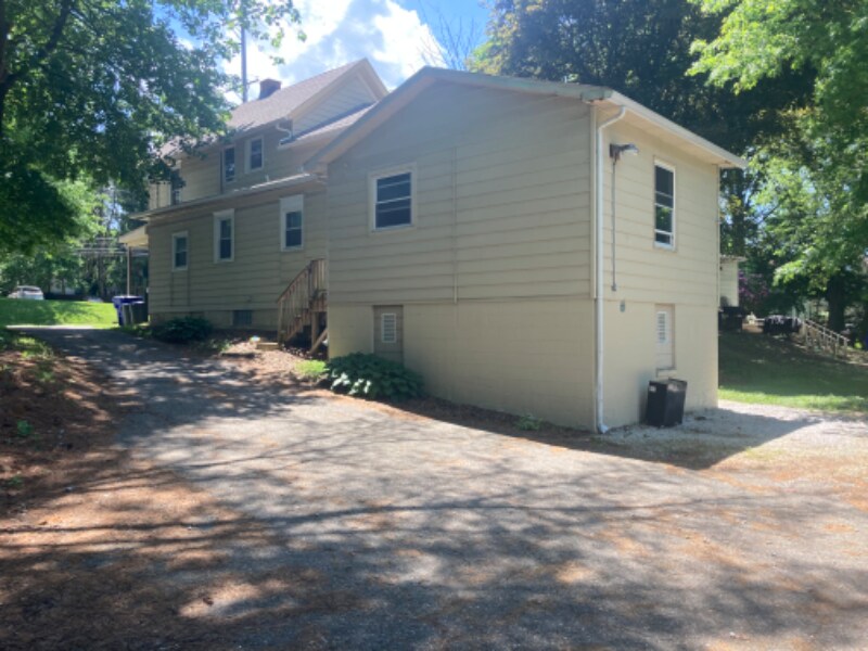 Primary Photo - 415 Lake St