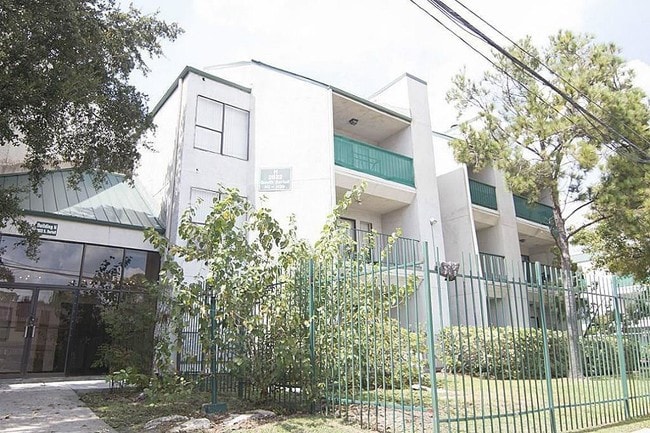 Building Photo - 2822 S Bartell Dr