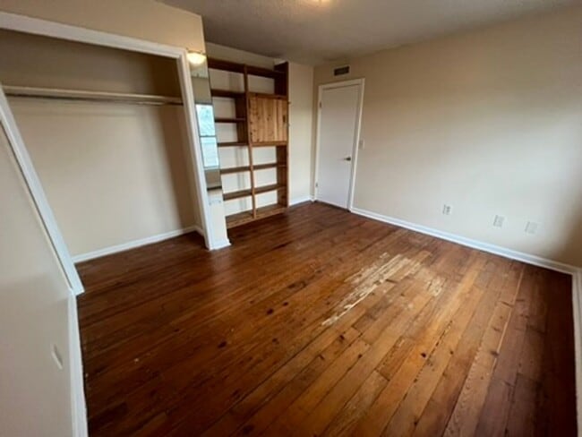 Foto del edificio - Charming 4 Bedroom 2 bath apartment near d...