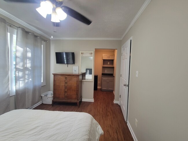 Building Photo - 2404 Edison St