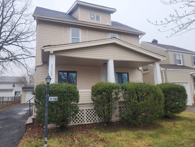 Building Photo - Charming 3-Bedroom Property in Prime Location