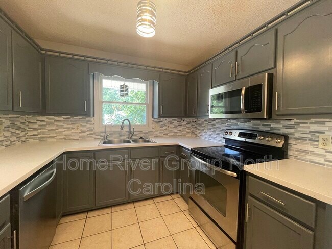 Building Photo - 7861 Sarah Dr