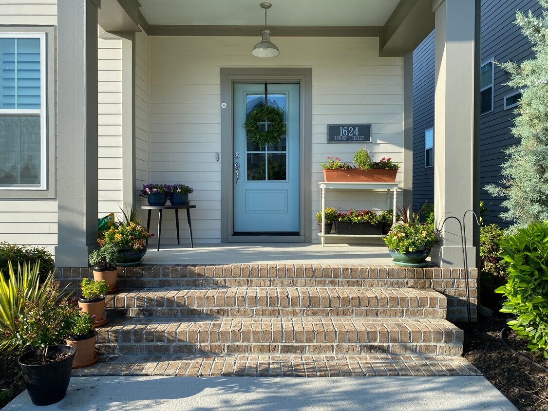 Welcome home - 1624 Tunnel St