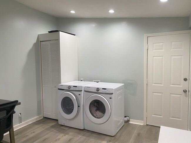 Building Photo - 314 Jasmine Pl