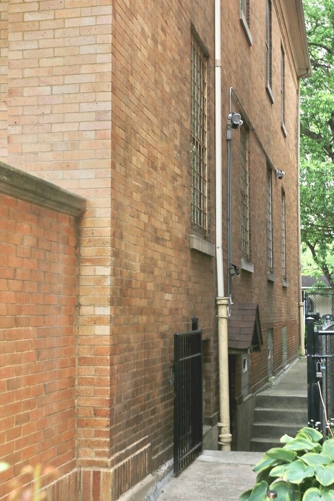 Building Photo - 5024 S Prairie Ave
