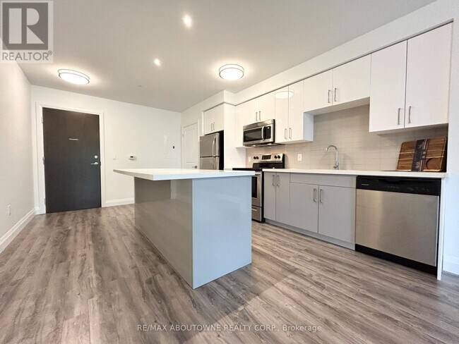 Building Photo - 460 Belmont Ave W