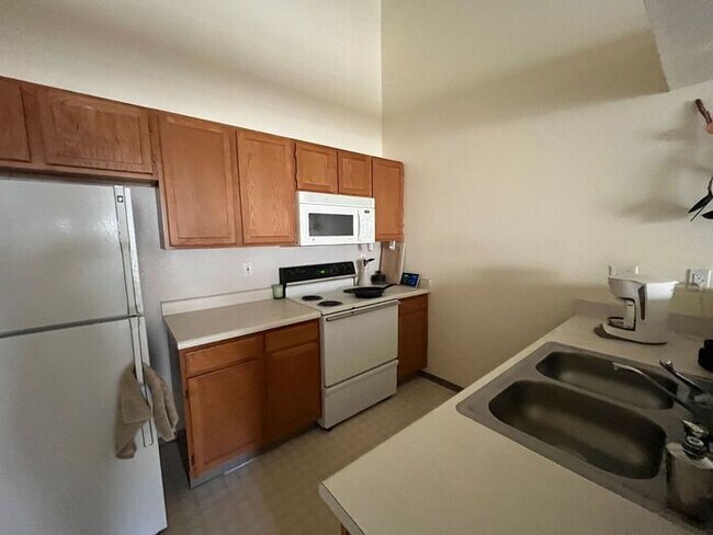 Building Photo - Nice 2nd Floor 2 Bed 2 Bath Condo