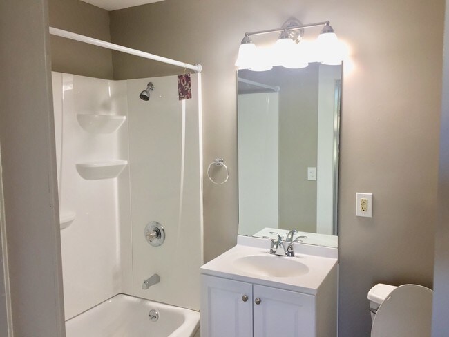 Building Photo - 1402 E Lincoln Ave