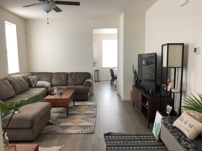 Foto del edificio - 4443 Silver Cedar Ln