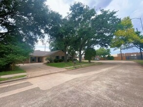 Building Photo - 3010 Flintwood Dr