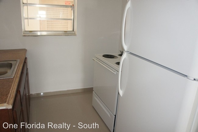 Building Photo - 300 NE 1st Ct