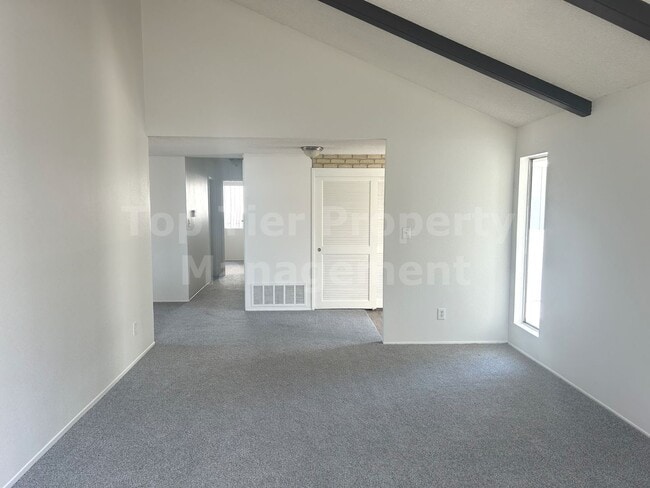 Building Photo - **Updated 4 bed / 2 bath House in Quiet Ne...