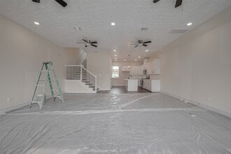 Building Photo - 2206 Hoskins Dr