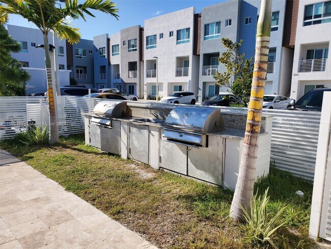 Foto del edificio - 2555 NE 193rd St