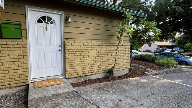 Building Photo - 3946 SE 28th Pl
