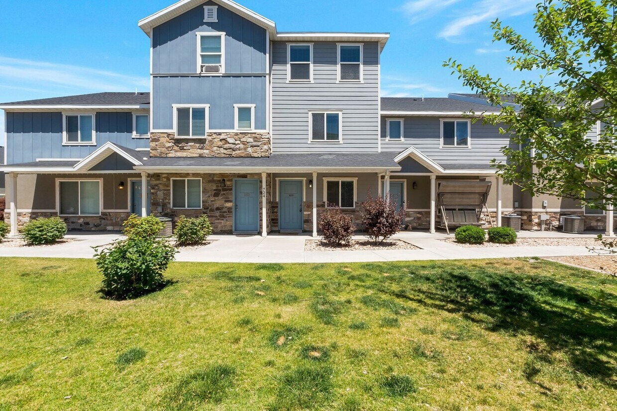 Primary Photo - 3 Story Townhome in Vineyard, great amenit...