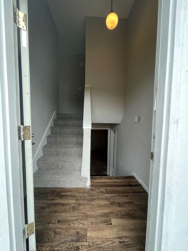 Building Photo - $1150 - 3Bd/1B 425 Castle Dr Bonner Spring...