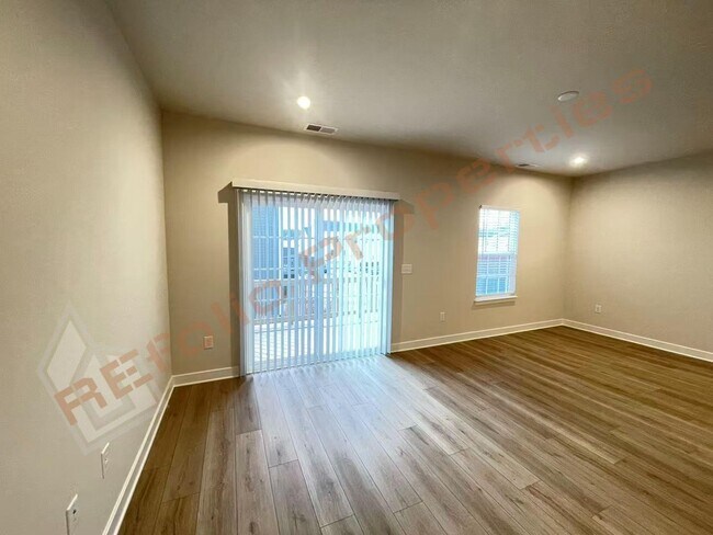 Foto del edificio - Beautiful brand new 3-Story Townhome | 4 Bedrooms, 3.5 Bathrooms, 2332 sq ft @ 751 South Townhome...