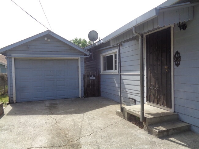 Building Photo - 642 B St