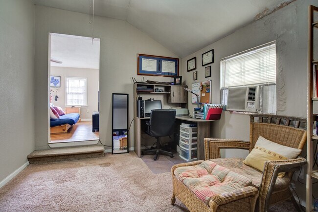 Foto del edificio - PRE-LEASING THIS COLLEGE PROPERTY---Cozy 1...