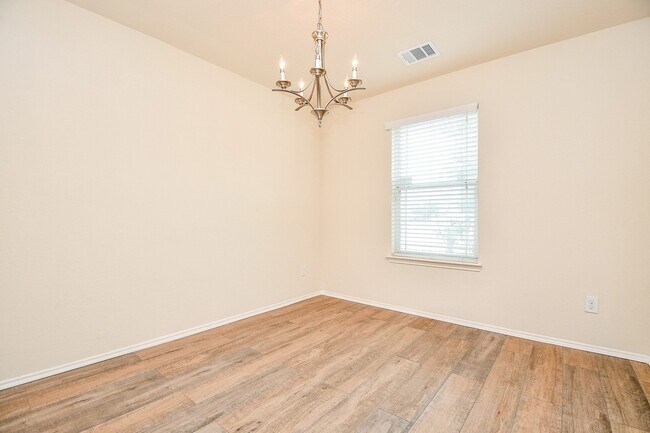 Foto del edificio - 5327 Stonegate Dr