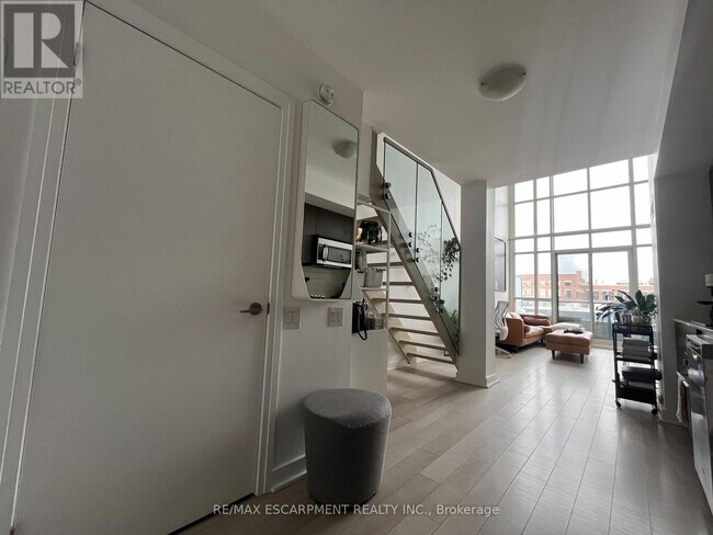 Building Photo - 5 Hanna Ave