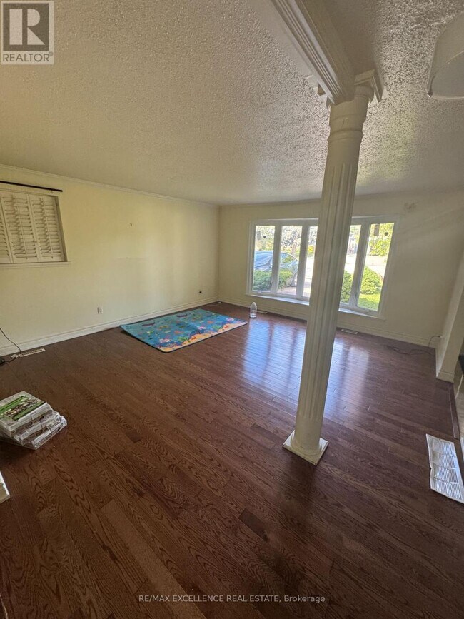 Building Photo - 12 Vanderbrent Crescent