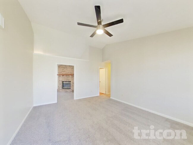 Building Photo - 1690 Fountain Lk Dr E