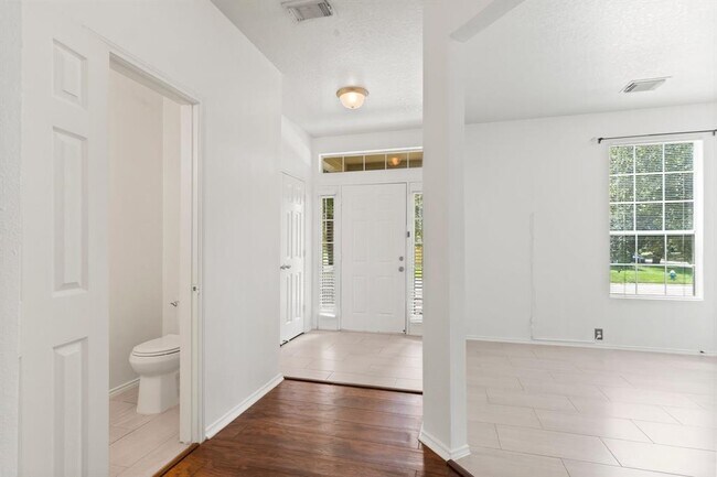 Foto del edificio - 2219 Walnut Fair Ln