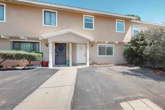 Foto del edificio - 621 Grecian Ln NW