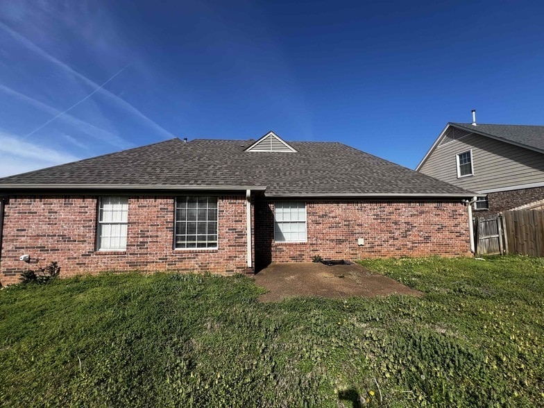 Building Photo - 1072 Red Fern Cir E