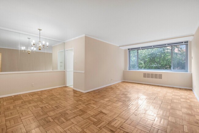 Foto del edificio - Charming 2 BR/1 BA Condo in Cathedral Heig...