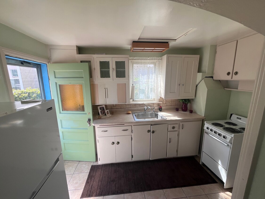 Kitchen - 1824 E San Rafael St