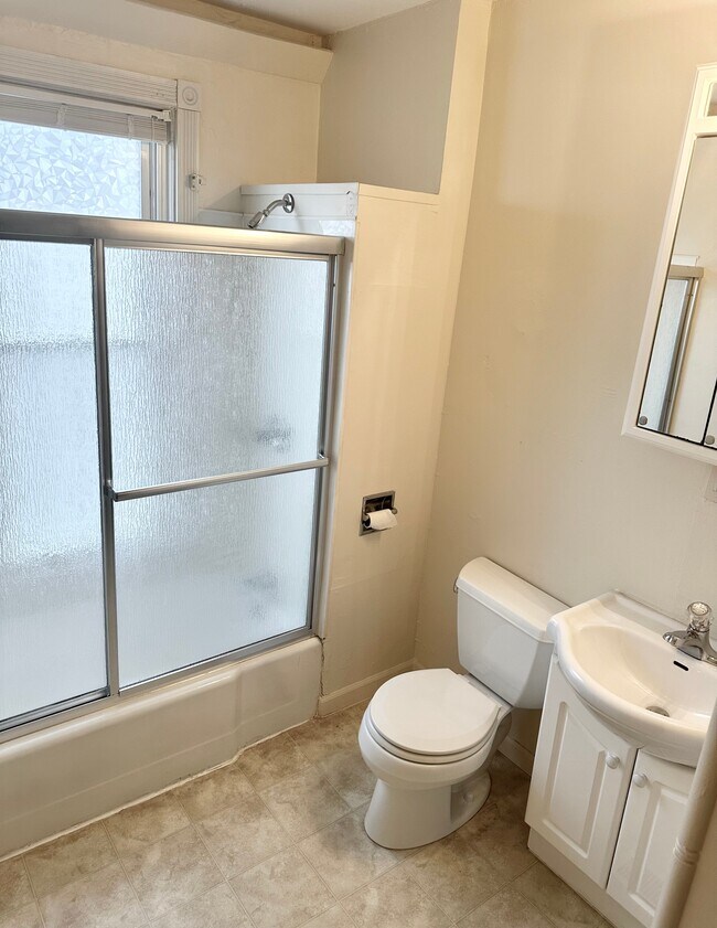 Baño - 506 S Walnut St