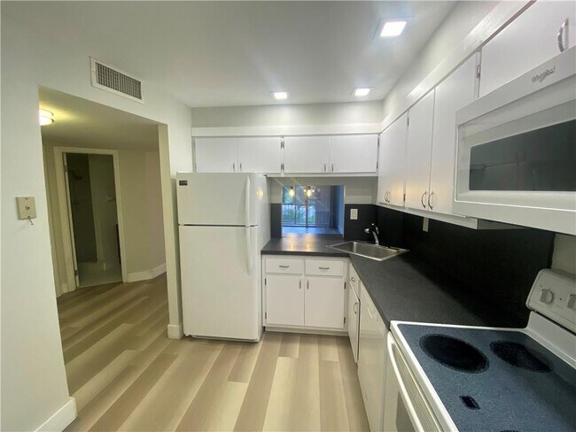 Foto del edificio - 2400 E Commercial Blvd