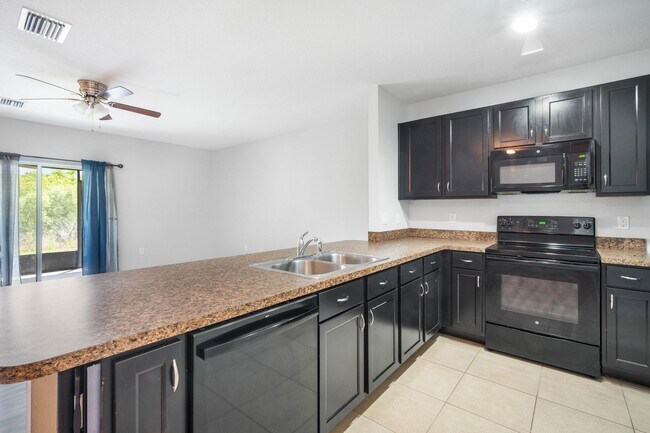 Building Photo - Spacious Townhome in Gated Copper Ridge Co...