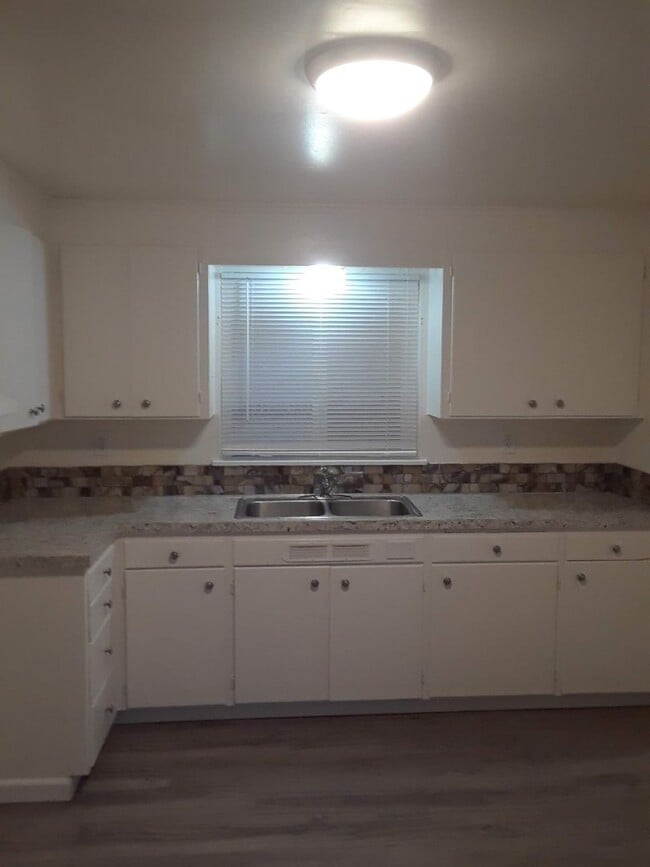 Building Photo - Cozy 2 bedroom single family home!!
