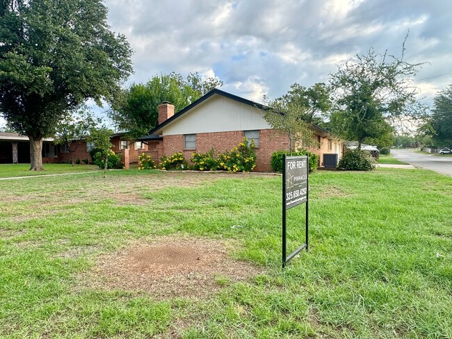 Foto del edificio - Coming Available June 2025 - 3-Bedroom Hom...